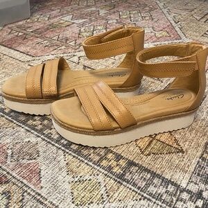 Clarks tan platform sandals size 8